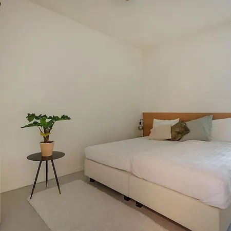 Apartamento 2bdr-ground Floor In Area!